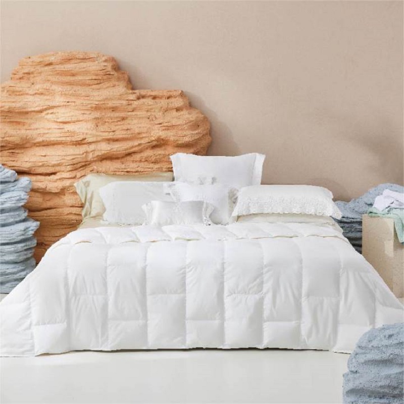 Laviehome廊湾家居BASSETTI纳维亚高净95白鹅绒素色简约夏凉薄被