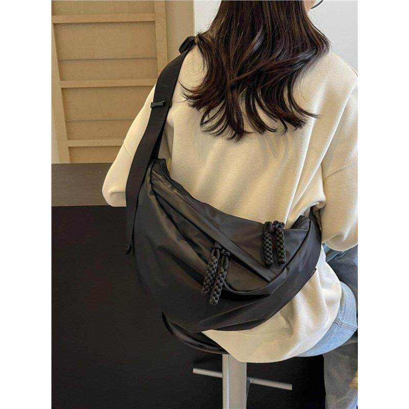 斜挎包女2025新款女士挎包高级感男饺子男士大容量百搭款包包背包