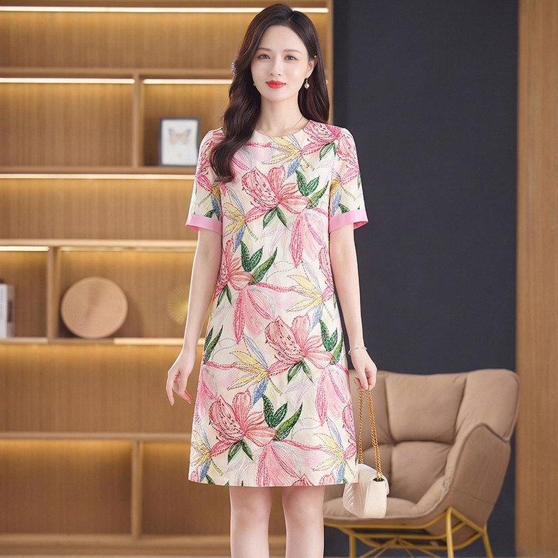 高级感线条百合花2026夏季新款女装精棉重工订珠圆领短袖连衣裙