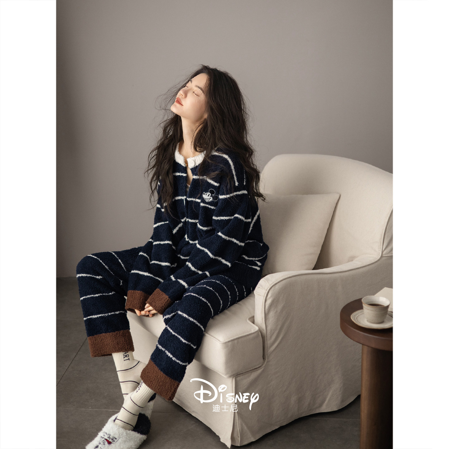 迪士尼珊瑚绒睡衣女长袖秋冬季保暖宽松圆领家居服柔软半边绒套装