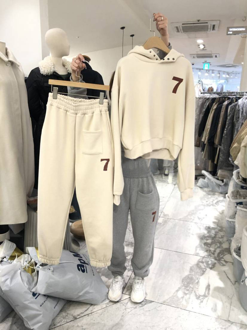 한국 동대문 2024 가을 겨울 여성 스포츠 스타일 디지털 벨벳 후드 티셔츠 캐주얼 트레이닝 복 투피스 슈트