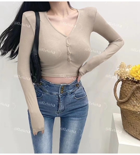 版型chao好！垫肩上衣女V领短款长袖T恤纯色修身打底衫2023年新款