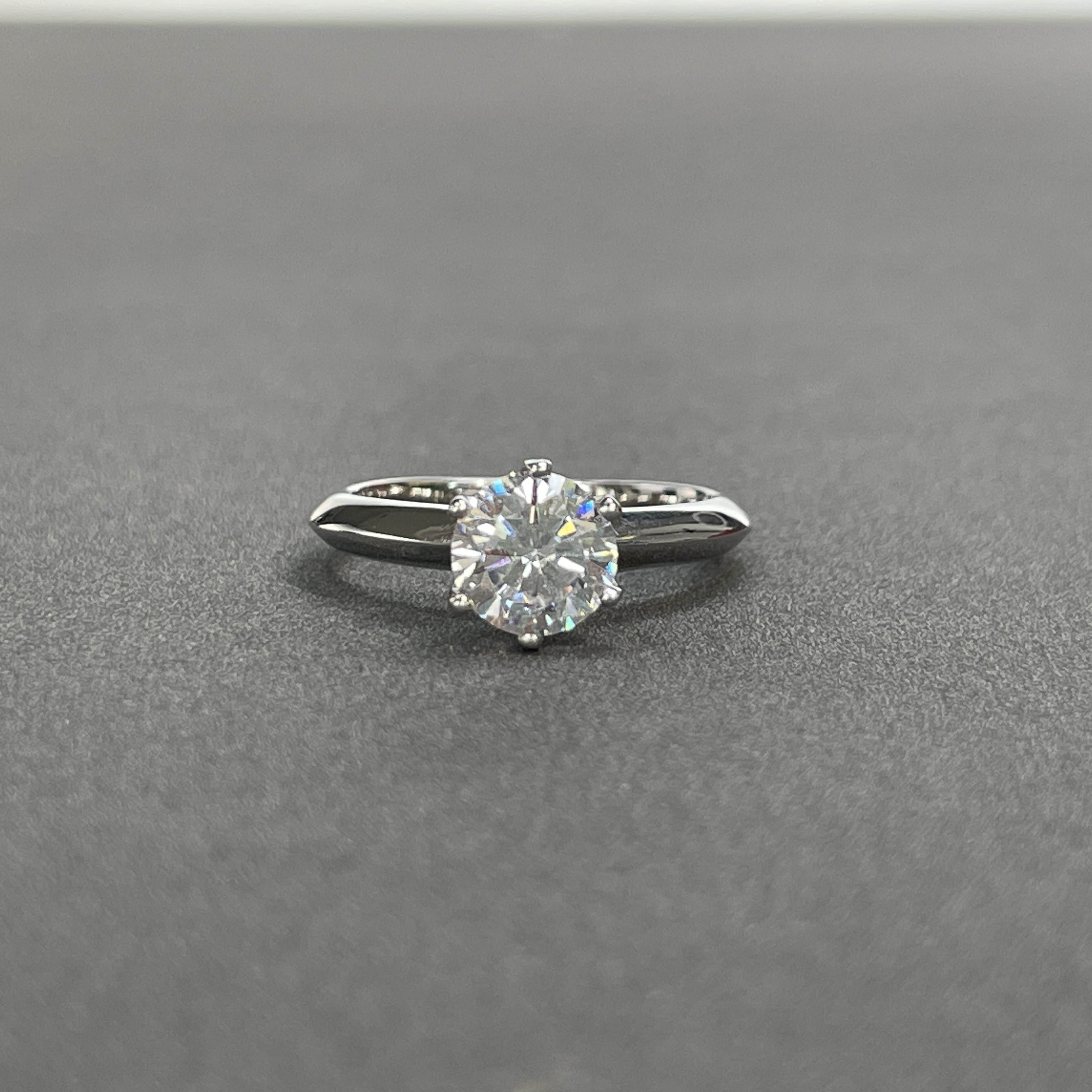 tf铂金色六爪镶嵌订婚戒指s925纯银培育高碳钻一克拉银钻戒七夕礼