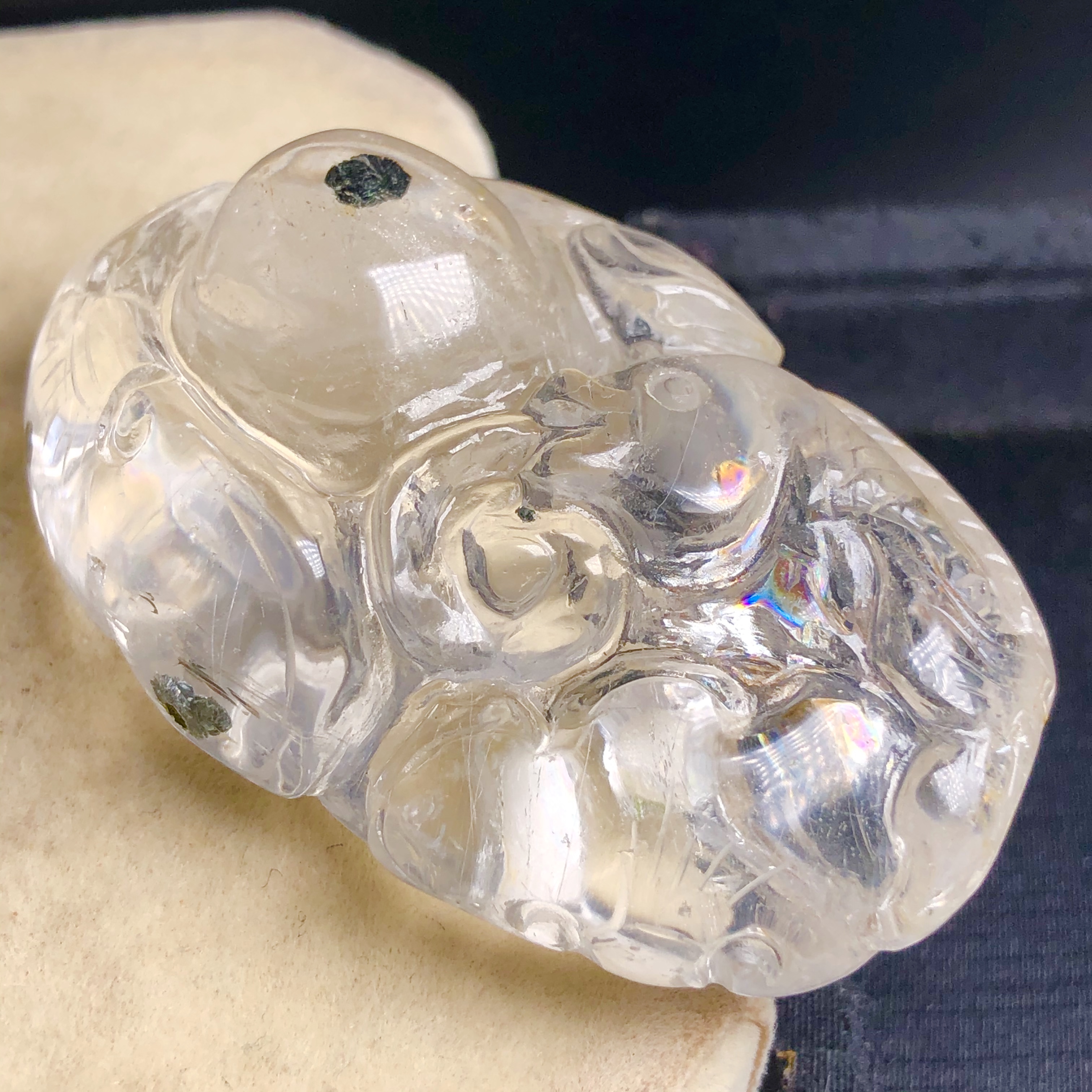 收藏推荐天然全包裹立体矿石和方解石共生雕刻水晶吊坠 连年有余