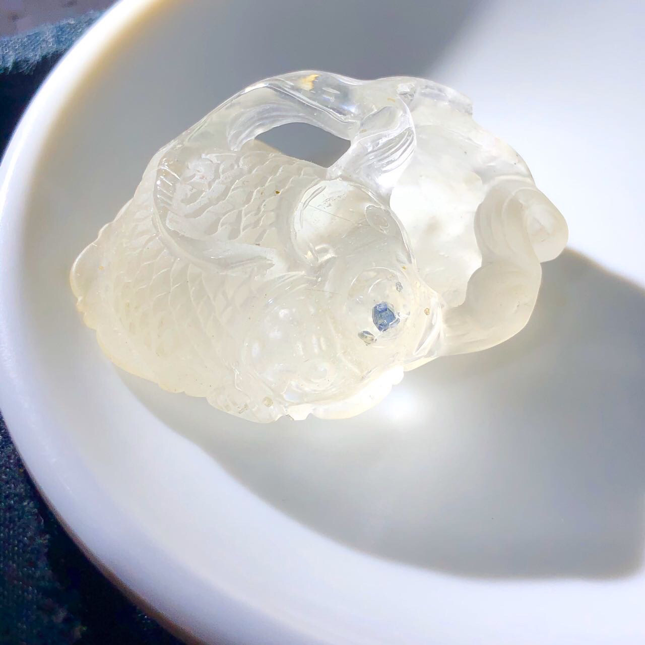 俏色天然蓝宝石雕刻水晶鱼吊坠年年有鱼