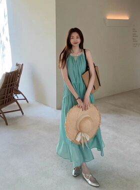 法式镂空吊带连衣裙女夏季海边度假风沙滩裙褶皱慵懒松弛感长裙子