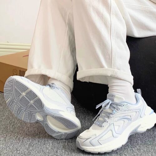 安踏AT959复古跑步鞋女2025秋季新款革网拼接防滑耐磨女子休闲鞋