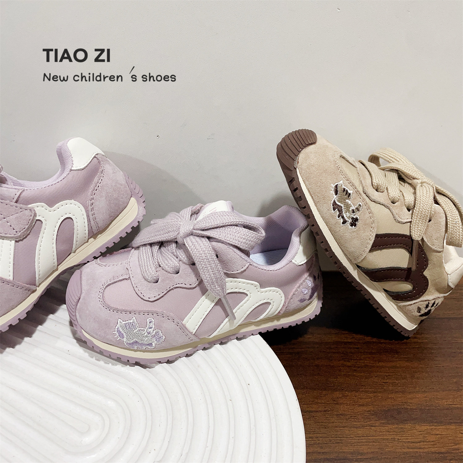 2026年春季新款时尚条纹宝宝休闲鞋可爱猫咪小童舒适软底户外板鞋