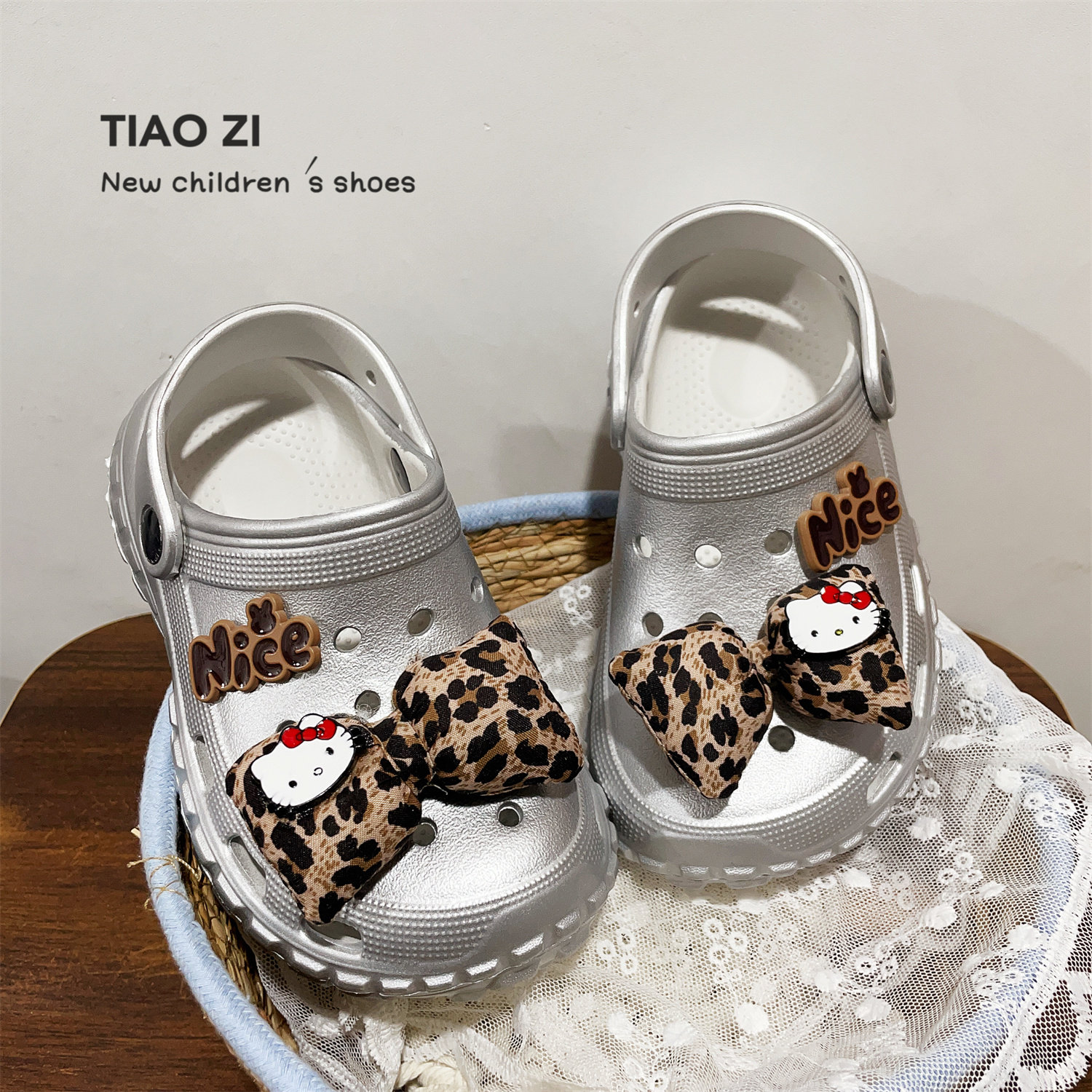 2026年夏季款豹纹蝴蝶结小女孩洞洞鞋潮流两穿儿童凉拖鞋学生凉鞋