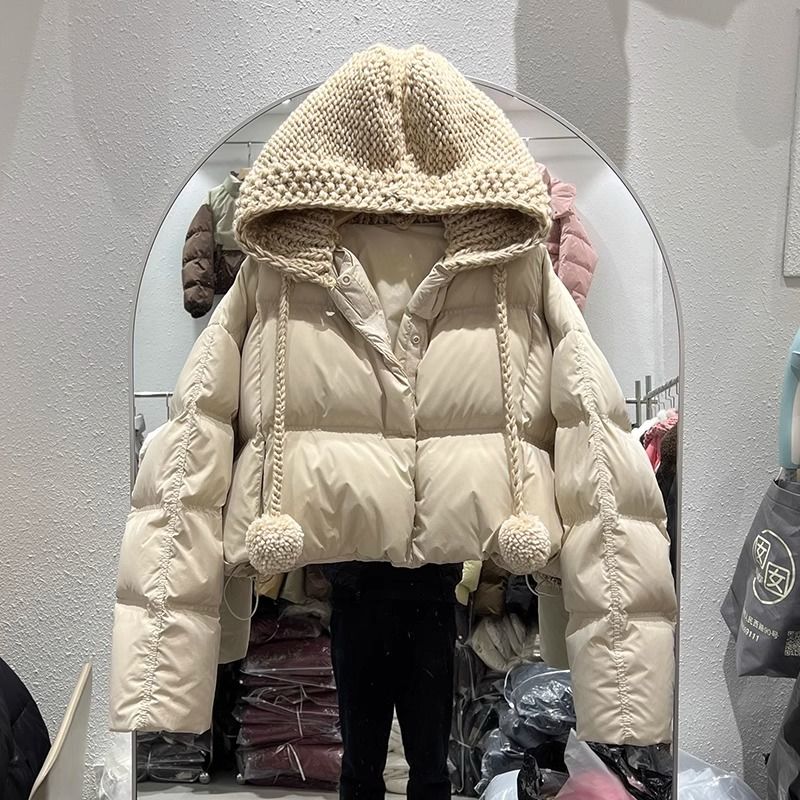 针织连帽短款羽绒服女甜系可爱风毛球装饰秋冬保暖蓬松面包服外套