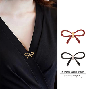 可爱蝴蝶结胸针设计感小众胸口防走光神器精致别针固定衣服配饰女
