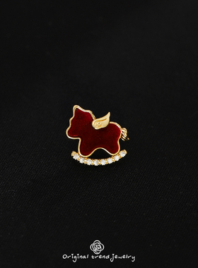 红色植绒生肖小马胸针女可爱精致领口防走光扣高级感别针固定衣服