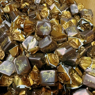 加拿大发Lindt瑞士莲专柜全新整颗榛子夹心黑巧 425g醇香年货