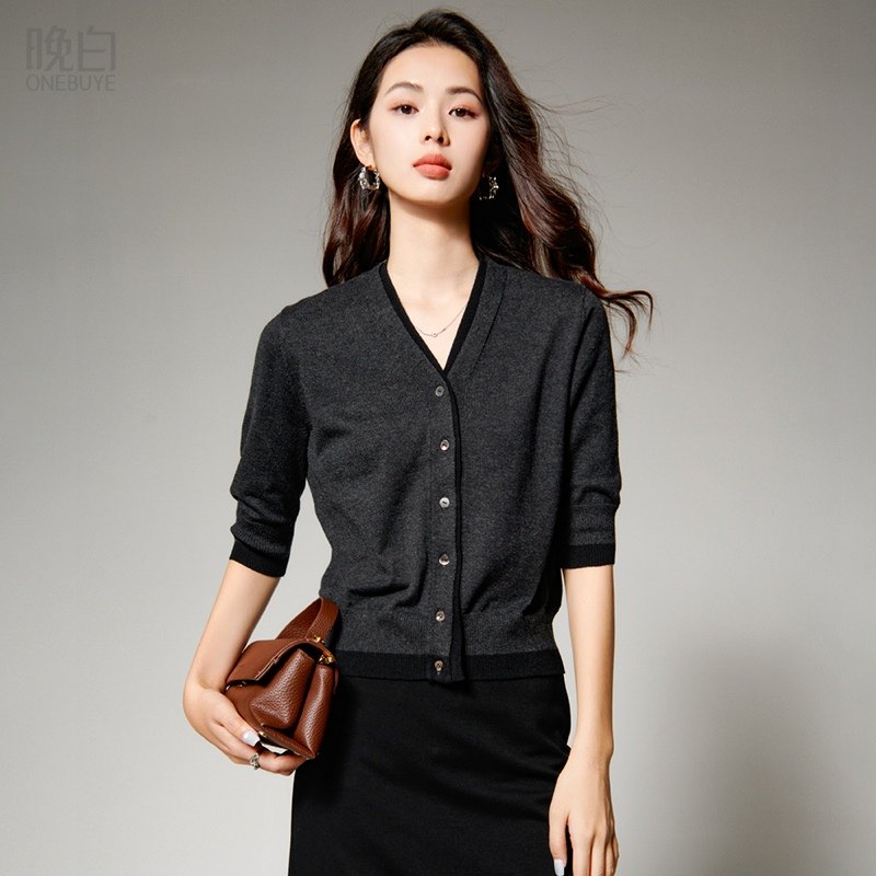 晚白2025年秋冬新款含羊毛V领上衣优雅简约大方百搭针织开衫女