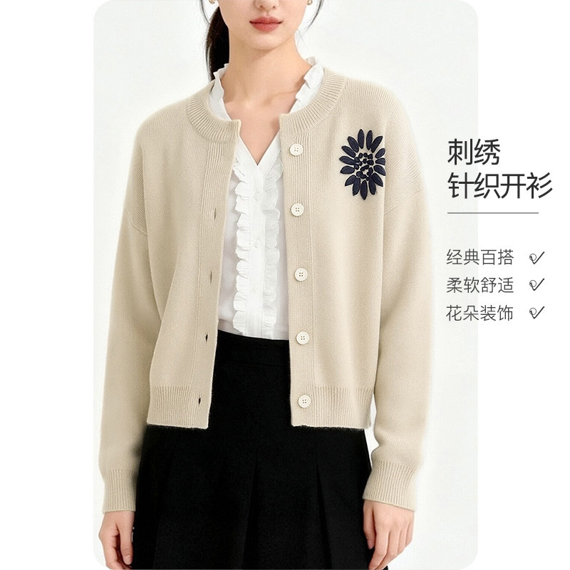 晚白2026年春新款时尚刺绣大码圆领毛衣柔软舒适休闲针织开衫女