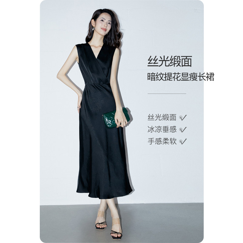 晚白2026年夏季新款时尚简约V领裙子缎面印花丝滑垂顺无袖连衣裙