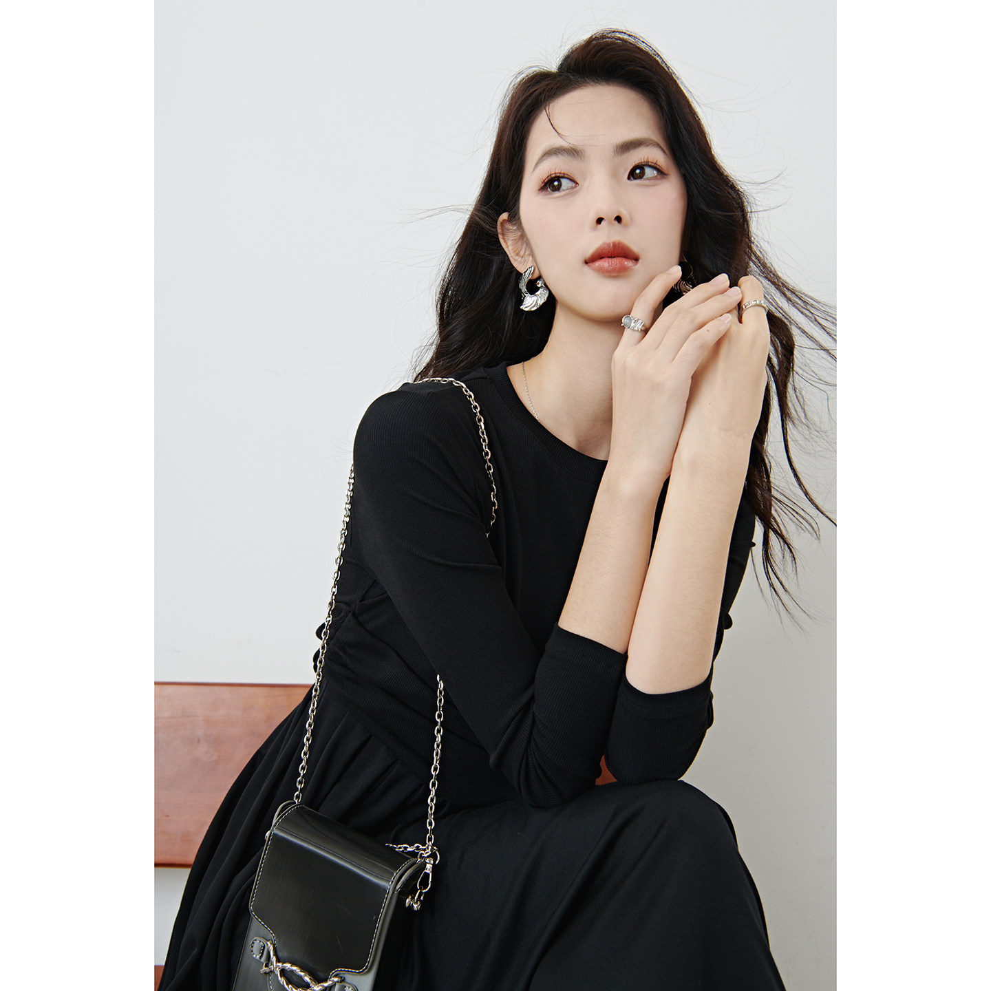 晚白2026年春新款圆领赫本风小黑裙加长版压褶不规则收腰连衣裙