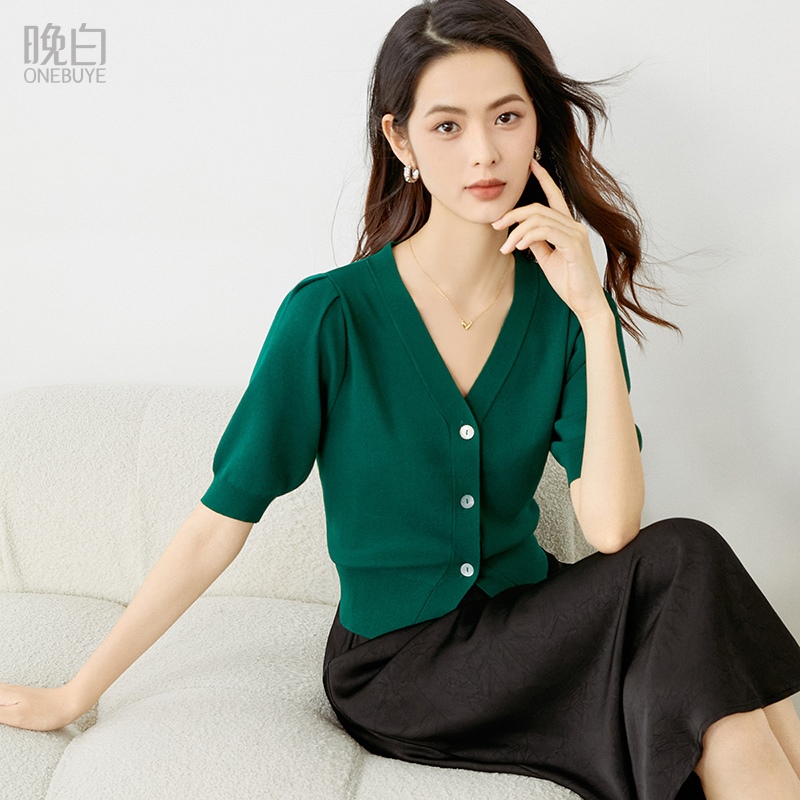 晚白高弹V领修身针织衫