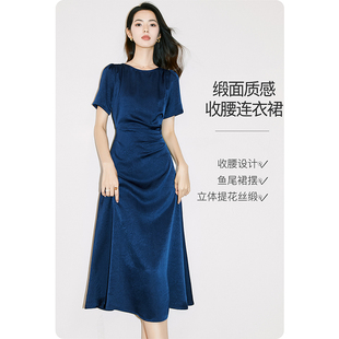 晚白2026年春新款时尚简约圆领裙子收腰显瘦丝滑垂顺纯色连衣裙