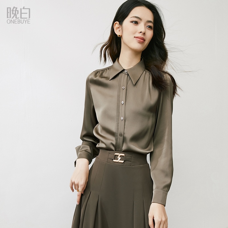 晚白2025春装新款气质缎面翻领通勤减龄休闲长袖衬衫女可露丽穿搭