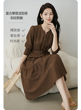 晚白2026年春新摩卡棕显白小V领衬衫裙空气褶裙摆廓形显瘦连衣裙
