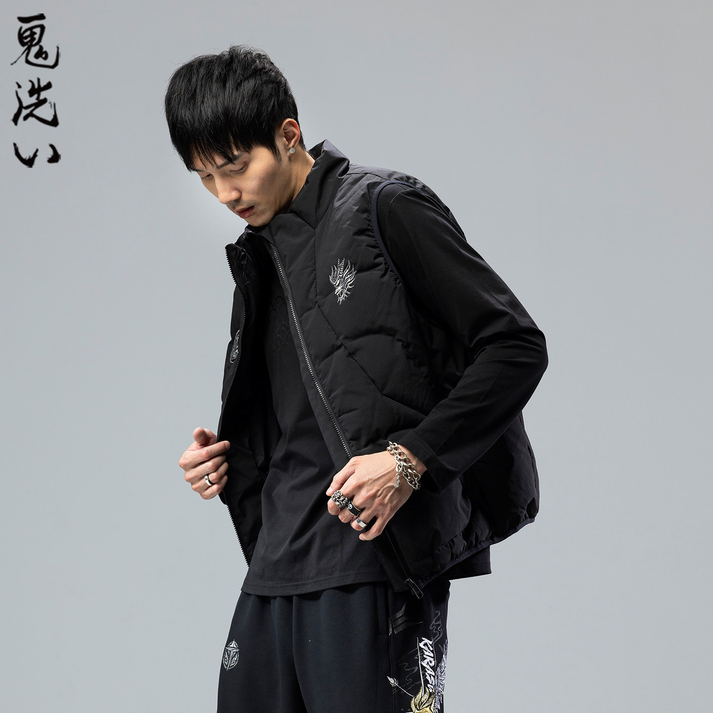ONIARAI/鬼洗26秋冬新品乌族徽章男式休闲街头羽绒背心 26AOB33