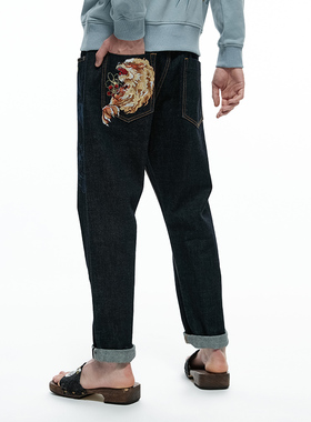 ONIARAI/鬼洗秋泥棒蓝五福火狮刺绣红布男士直筒牛仔裤 23N5404