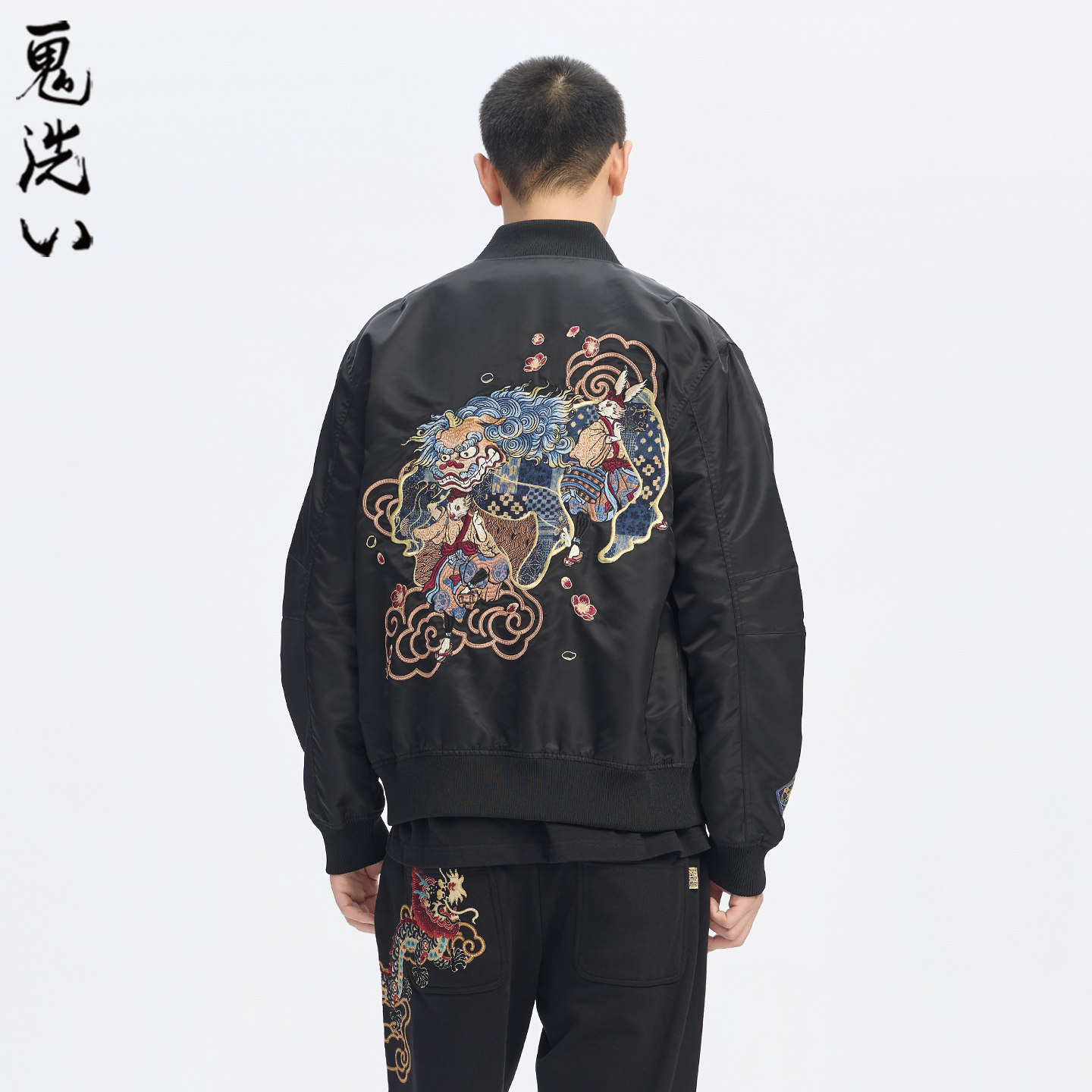 ONIARAI/鬼洗26秋新泥棒蓝饰皮影山海兽绣花空军夹克男式 N340262