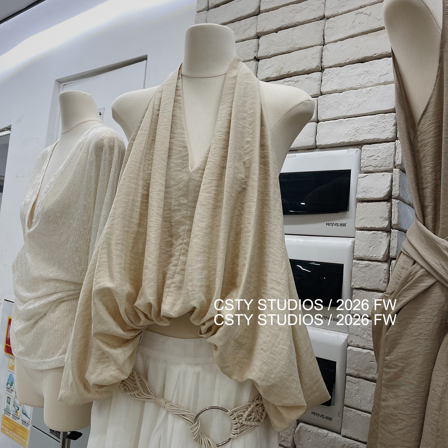 松弛感褶皱花苞不规则V领挂脖女夏季新款气质小众款露背无袖上衣