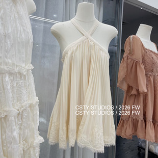 又奶又仙挂脖短款连衣裙女春夏新款纯欲风蕾丝拼接百褶雪纺衫上衣