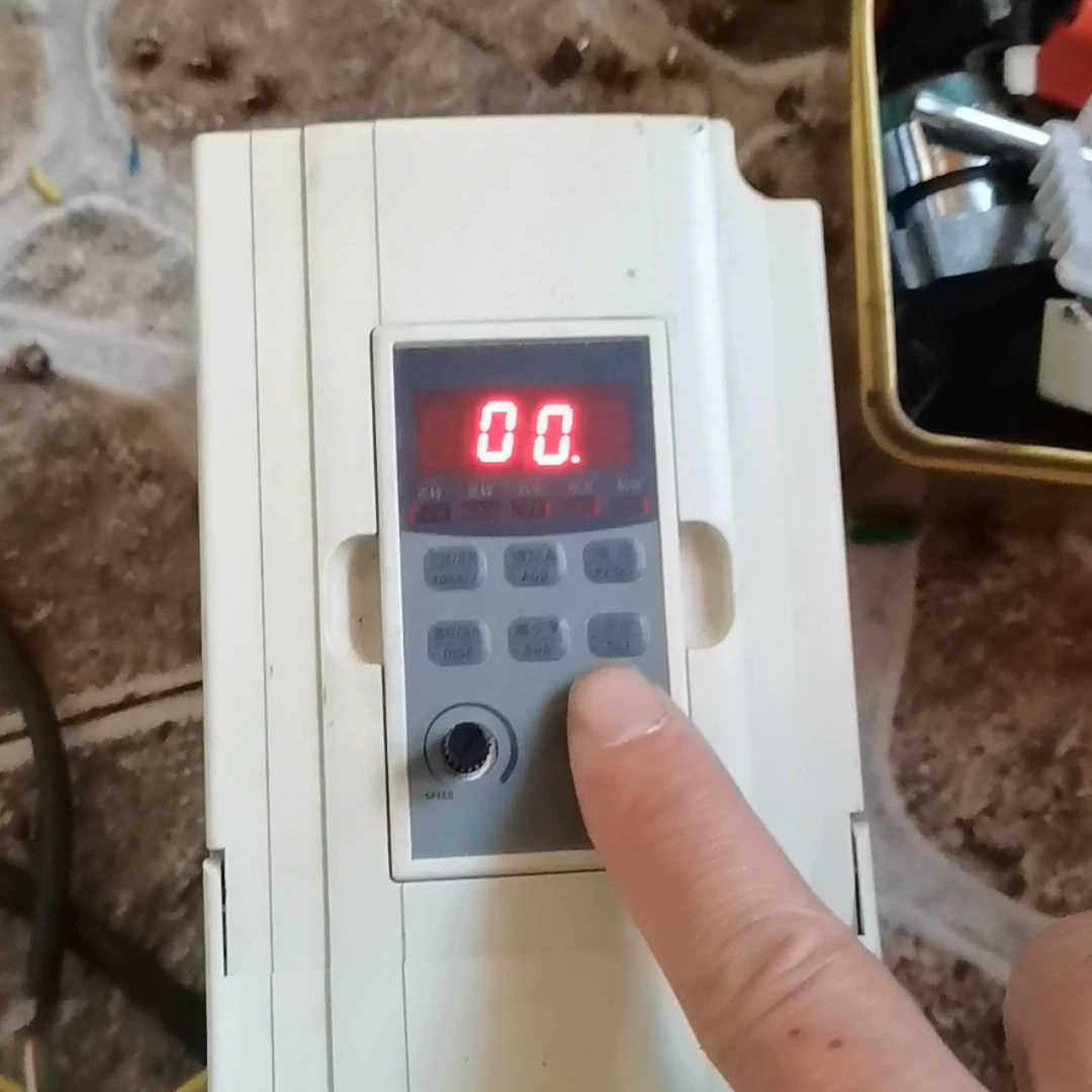 1.5kw万鑫（德玛）D5M变频器，功能包好但旋钮调速不准确