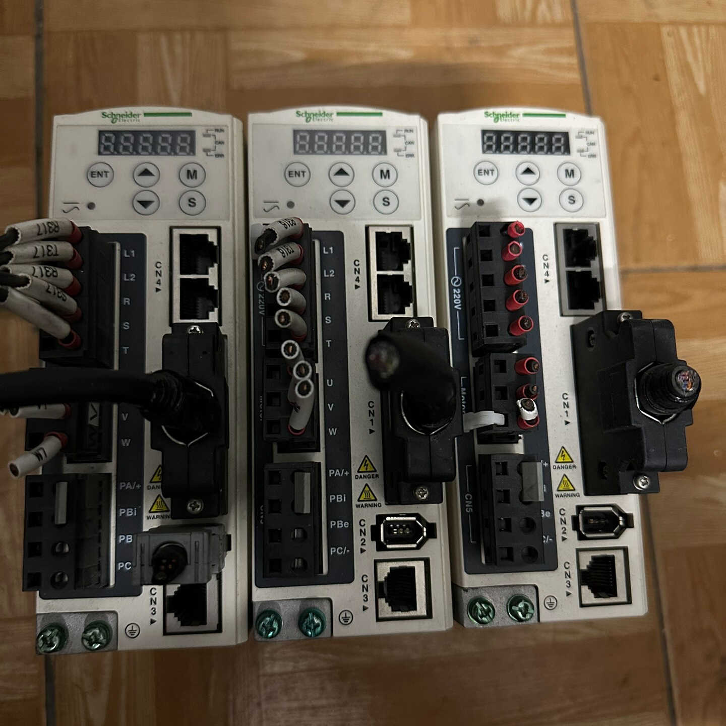 伺服驱动器400W 实图 LXM23AU04M3X 功