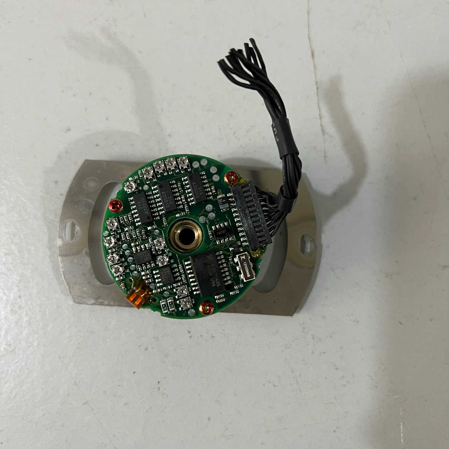 二手拆机安川编码器UTOPH-40AWM成色如图，实物拍摄，