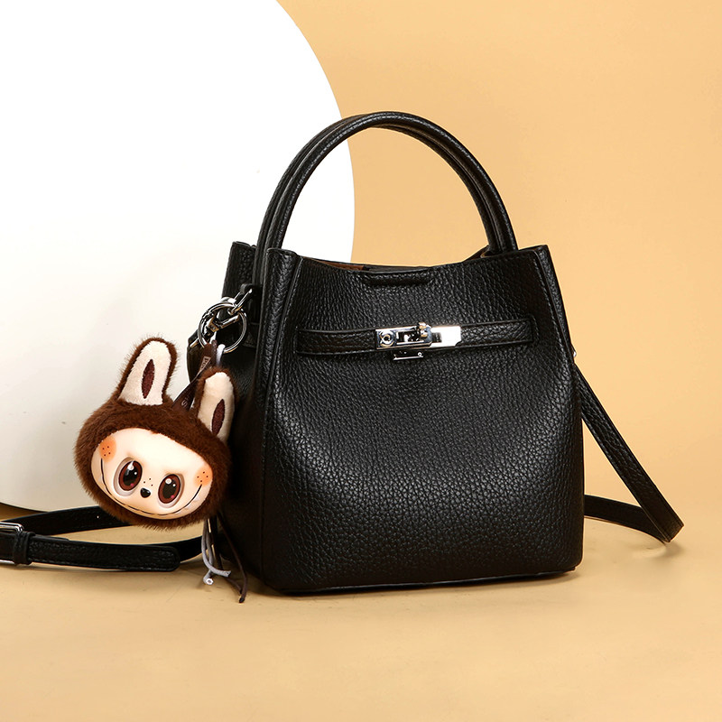 高级感真皮手提水桶包包女2025新款牛皮中年妈妈包百搭单肩斜挎包