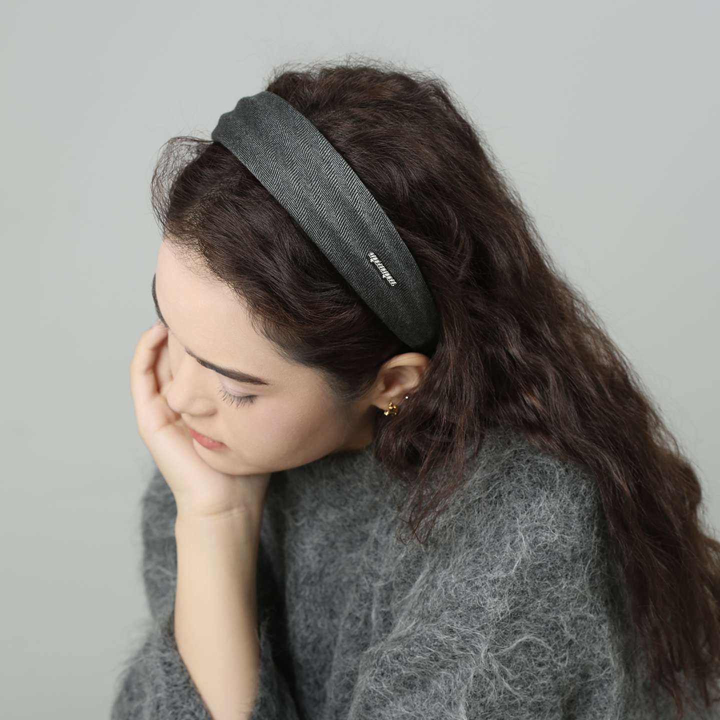 凹凸灰色发箍女2026新款字母羊毛发带减龄头饰女高颅顶头箍高级感