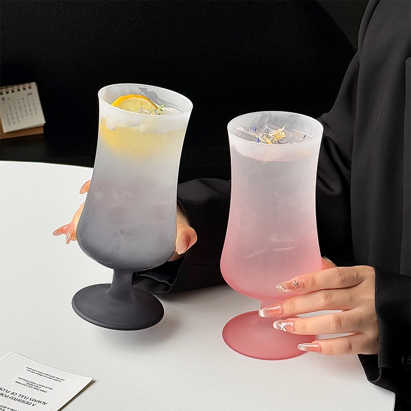 轻奢磨砂粉高脚玻璃果汁杯
