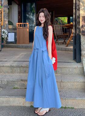 蓝色无袖背心连衣裙女2026年夏季新款气质时尚收腰显瘦度假风长裙