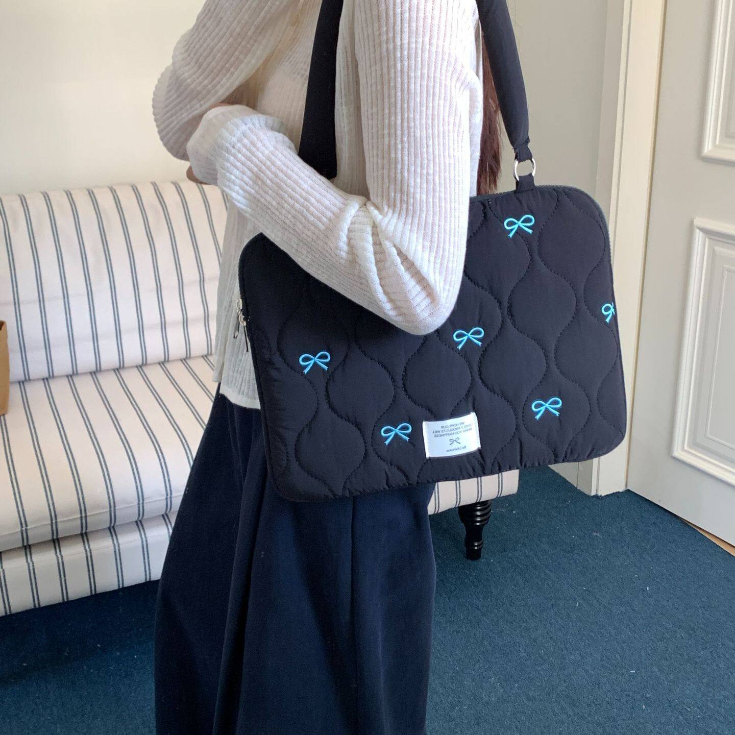 2025年新款韩版手提电脑包INS风刺绣蝴蝶结Macbook pro/air14/16英寸单肩包女士高级感