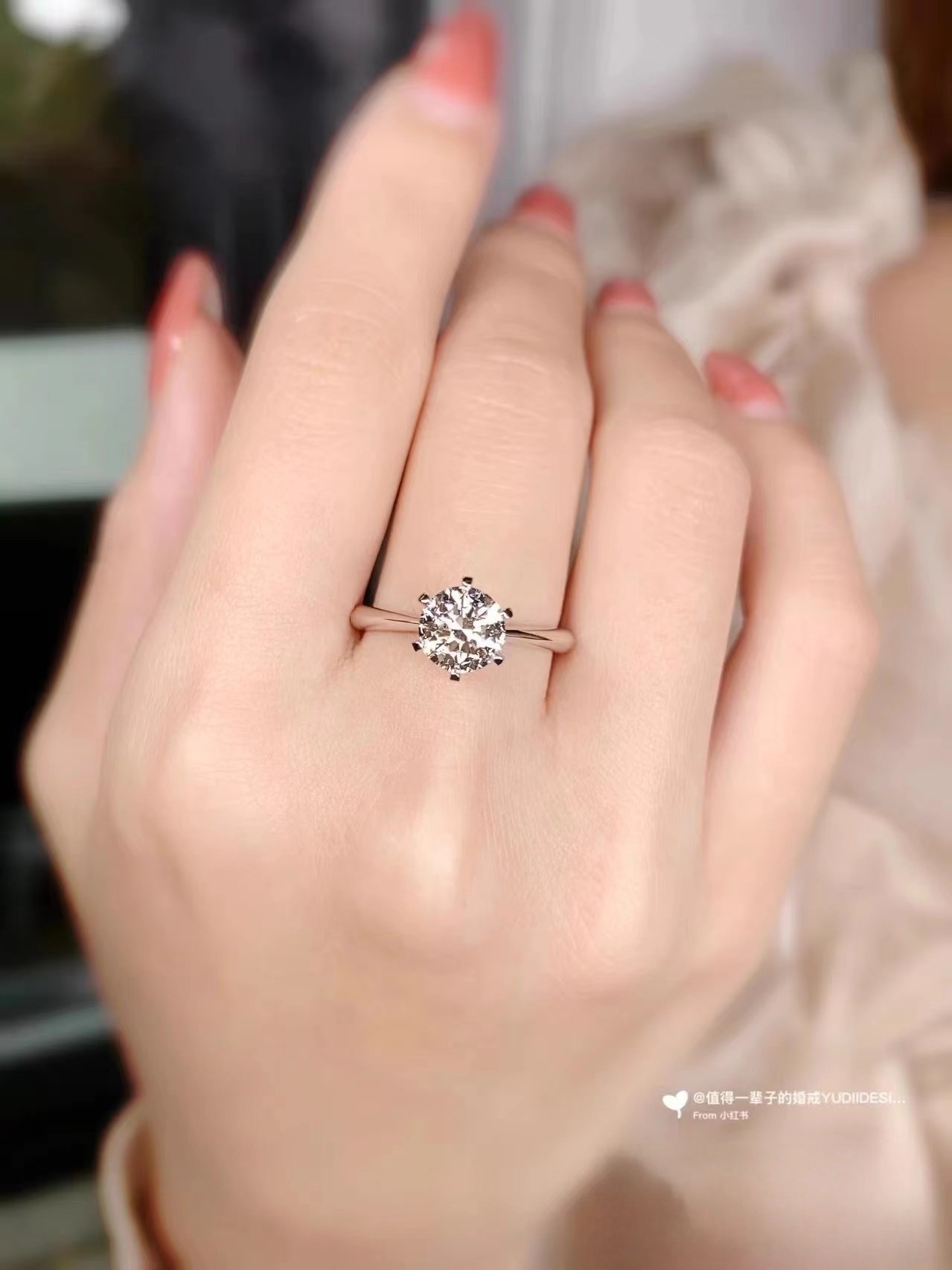 正品经典六爪钻戒周­六­福情侣钻石对戒订婚结婚求婚戒指礼物