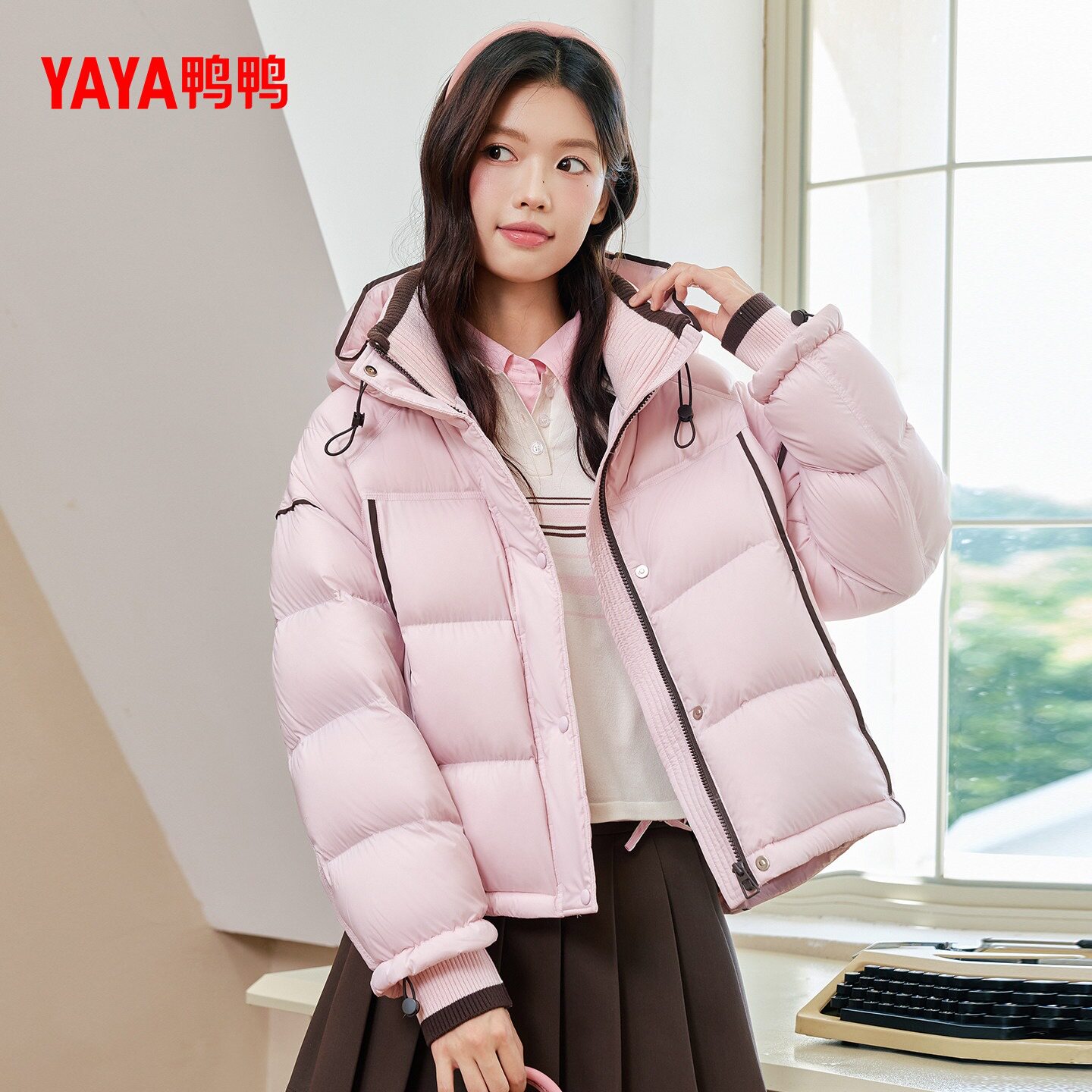 鸭鸭羽绒服女2026年秋冬新款连帽时尚简约90鸭绒短款保暖厚外套Y