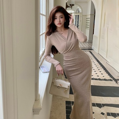 HeartyBite 2025秋冬新款设计V领鱼尾裙绒感修身绑带显瘦包臀裙打