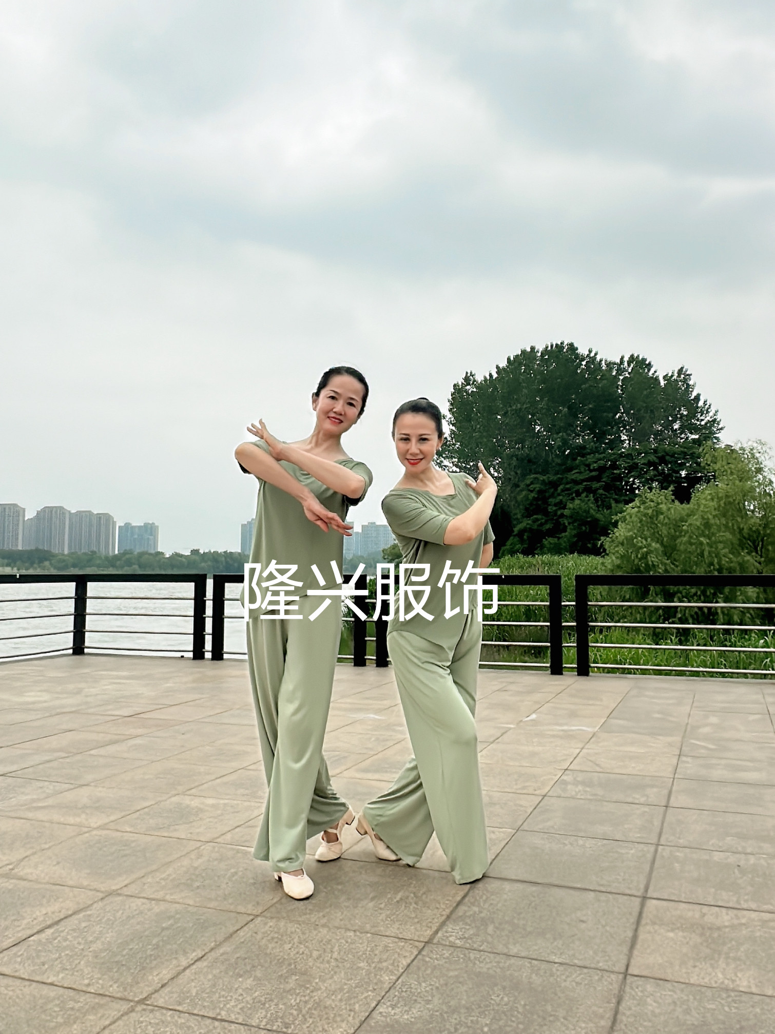 隆興服飾現代舞練功服