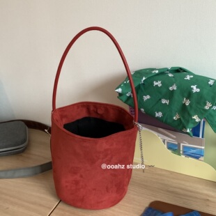 霍比巴恩~麂皮绒面正红水桶包 秋冬小众单肩包圆筒百搭复古手提包