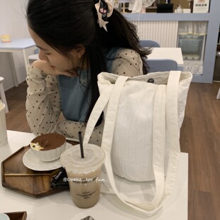星期五傍晚 条纹褶皱肌理感水桶包 尼龙长细带单肩包夏季百搭包包