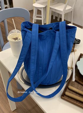 星期五傍晚 条纹褶皱肌理感水桶包 尼龙长细带单肩包夏季百搭包包