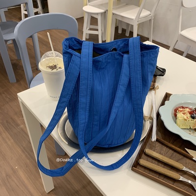 星期五傍晚 条纹褶皱肌理感水桶包 尼龙长细带单肩包夏季百搭包包