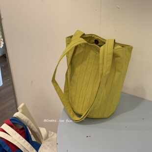 星期五傍晚 条纹褶皱肌理感水桶包 尼龙长细带单肩包夏季百搭包包