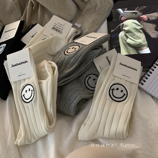 返校穿搭｜黑白灰 配老爹鞋绝了！可爱刺绣笑脸袜子中筒袜学院风