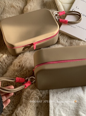 卡其与玫粉意外好搭~ooahz自制硅胶撞色手提化妆包便携防水手机包