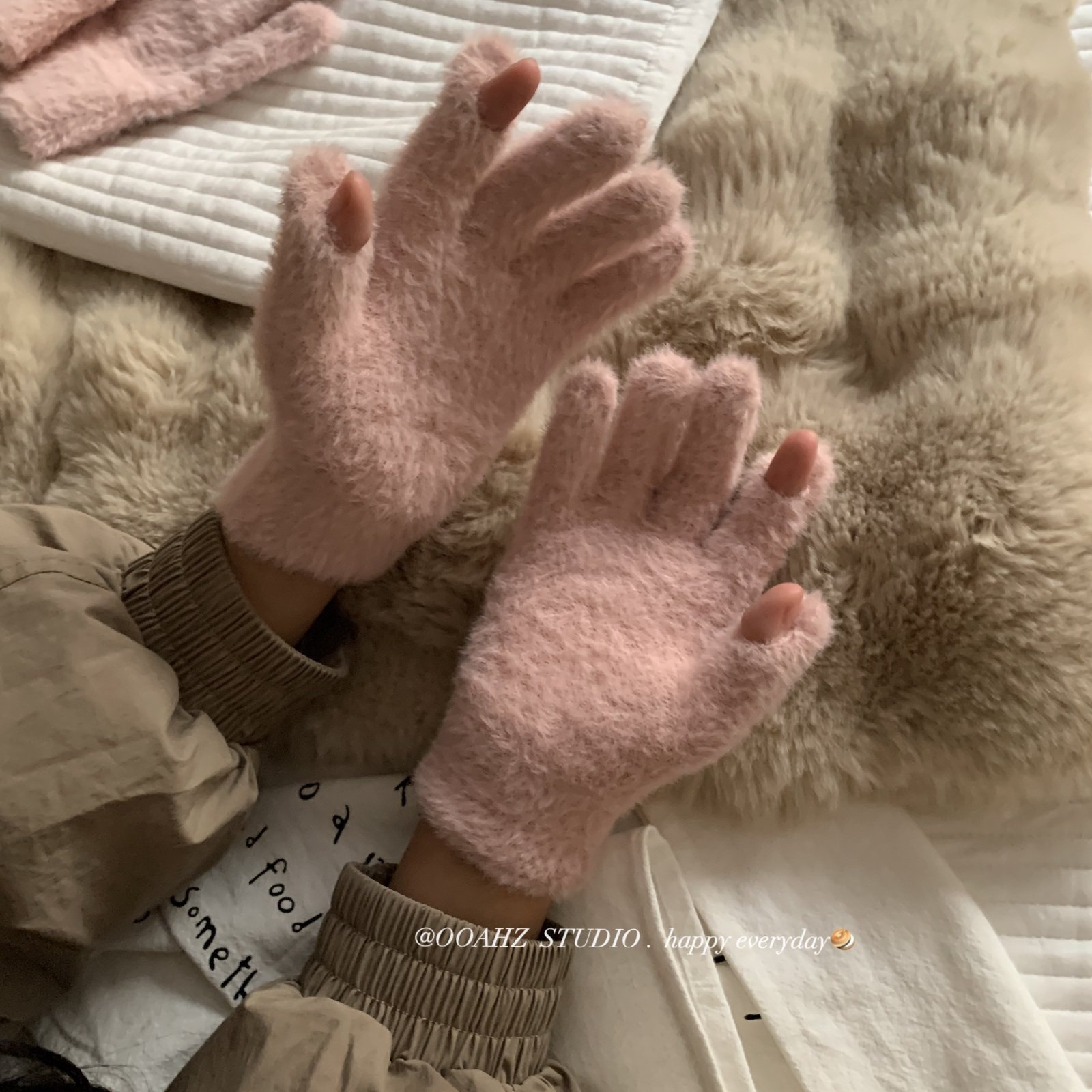 小了白了兔~毛毛绒可爱冬季仿兔毛手套 加绒保暖触屏分指防寒骑车
